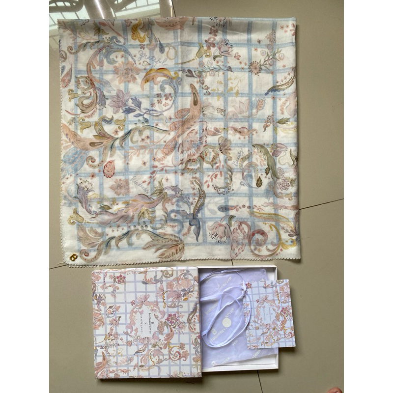 Preloved Buttonscarves x Dian pelangi the autograph - Blanc