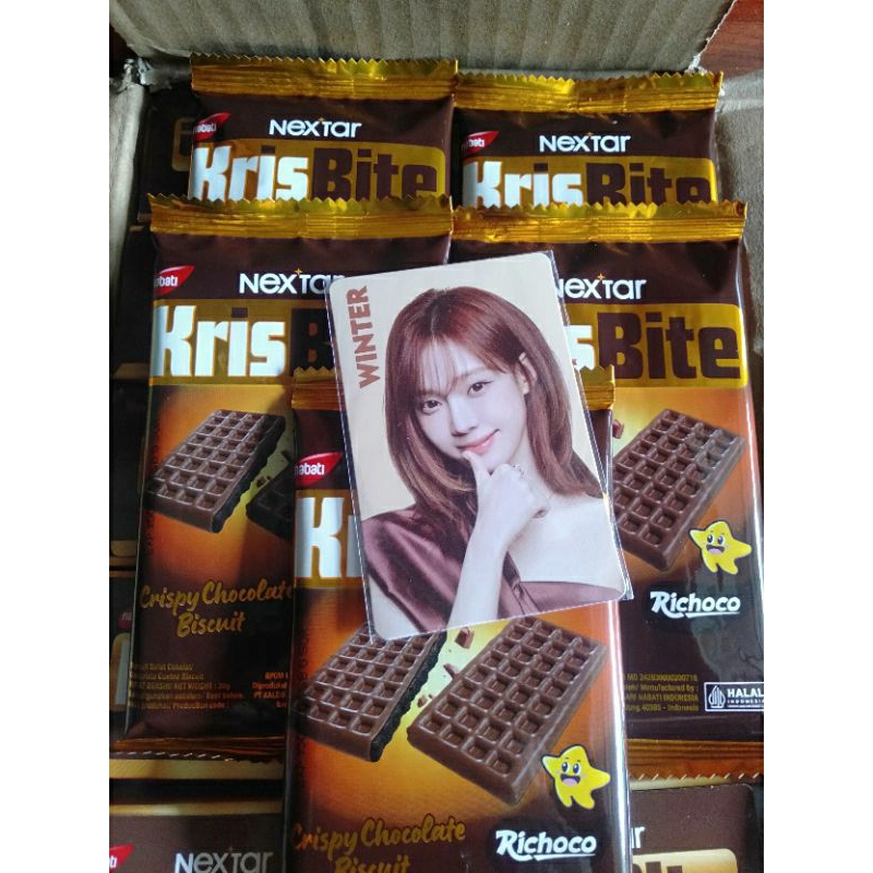 

Nabati x Aespa Krisbite & Grande Free Photocard PC Official Wafer Cokelat Karamel