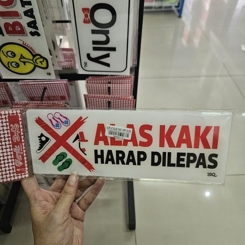 

papan acrylic sign board akrilik logo alas kaki harap dilepas