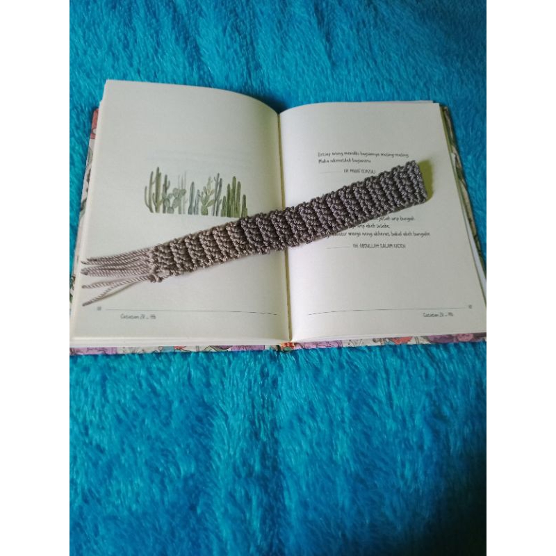 

Crochet bookmark/ penanda pembatas buku