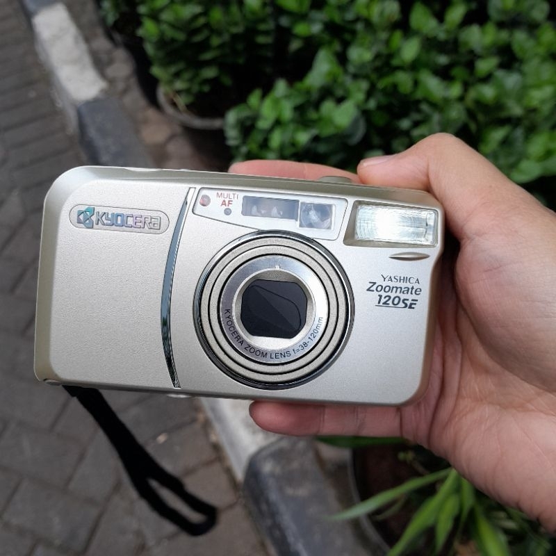 Kamera Analog Yashica zoomate 120se
