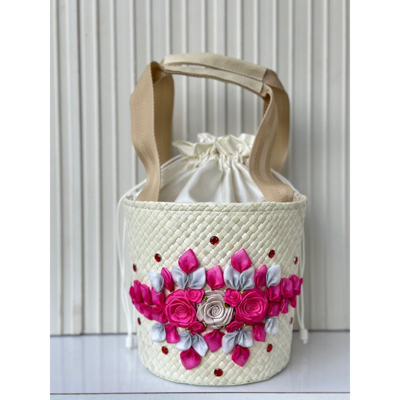 

Tas Parcel EMBER BUNGA GAGANG VISBAN Tas Pandan Anyaman Hampers Goodiebag Souvenir