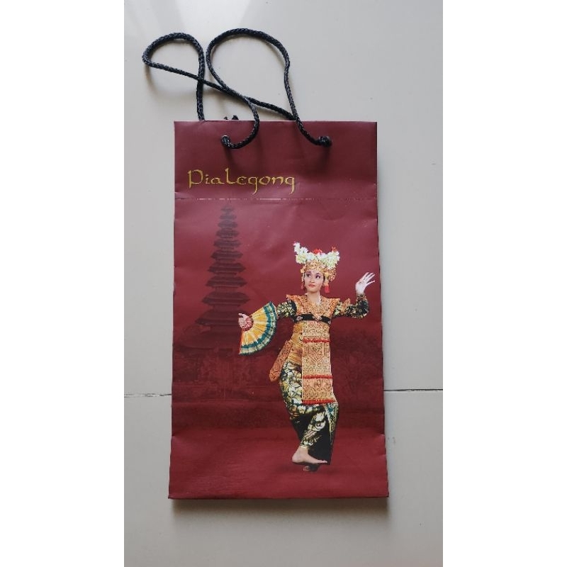 

paper bag tebal pia lagong 8.500rb dapat 2 (preloved)