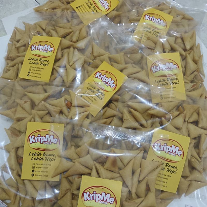 

KripMe Snack Jual Snack Samosa (250 gr), Samosa Enak Cocok untuk Hadiah, Kripik Samosa, Cemilan Enak Cocok untuk Rapat