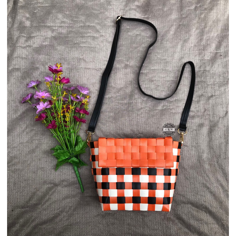 tas selempang wanita anyaman plastik motif kombinasi