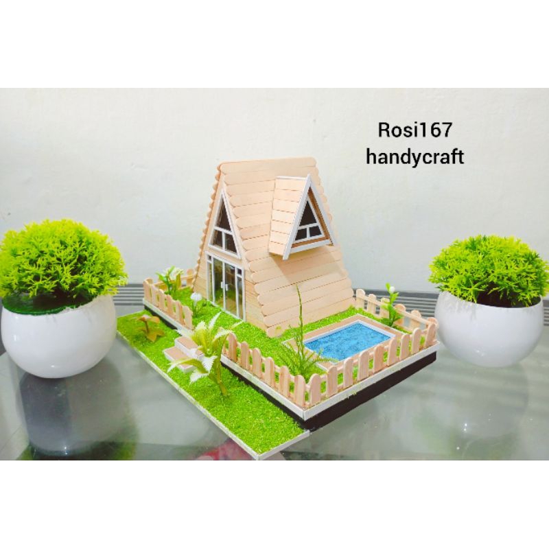 miniatur rumah segitiga stik es krim.