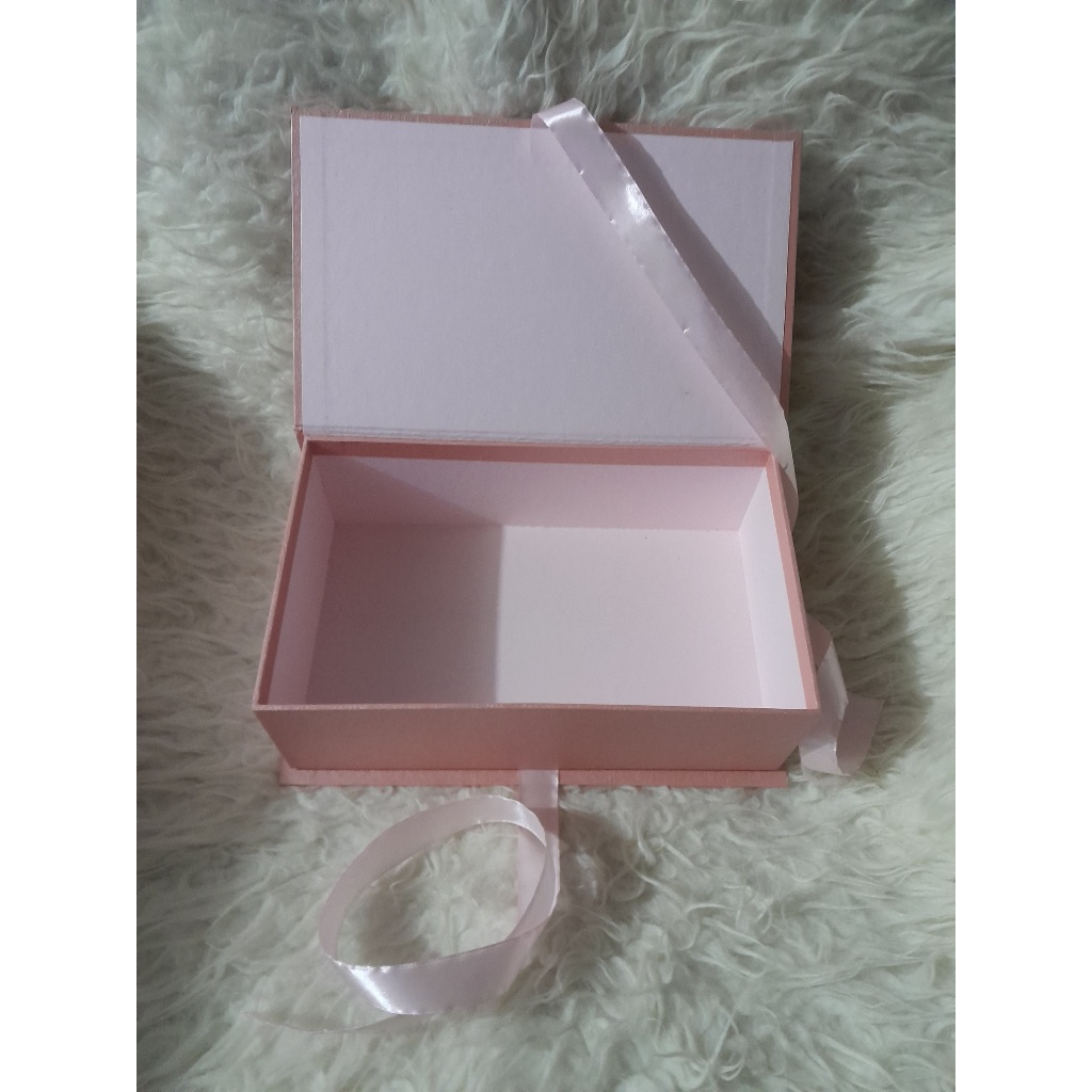 

Box Pita Model Buku 32x17x7 / Box Hampers Model Buku / Box Pita Hampers / Box Model buku hampers / Box Magazine