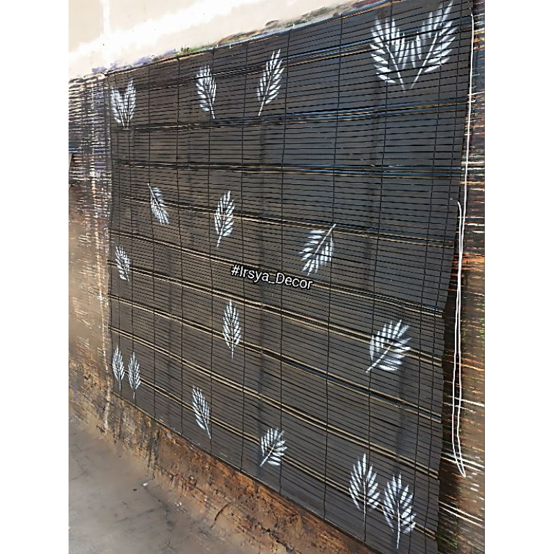 tirai bambu gulung dasar hitam motif bunga putih termurah