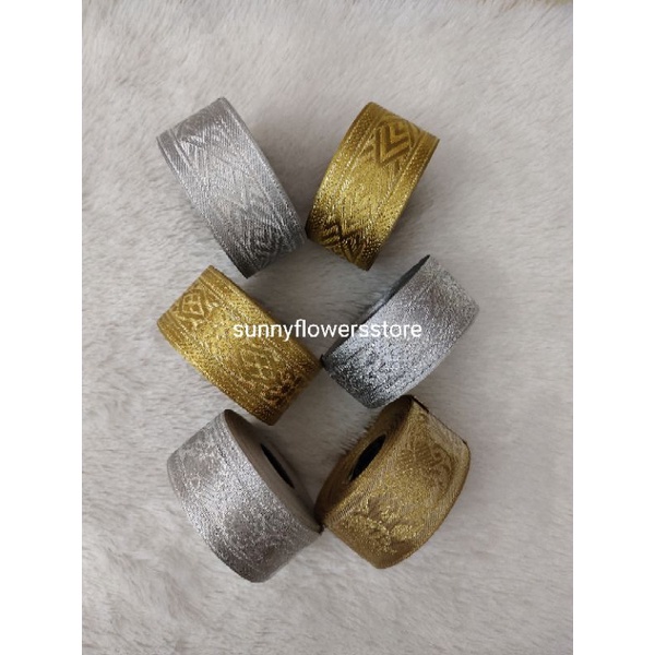 

PITA GAMIS MOTIF GOLD SILVER LEBAR 4 CM PERGULUNG