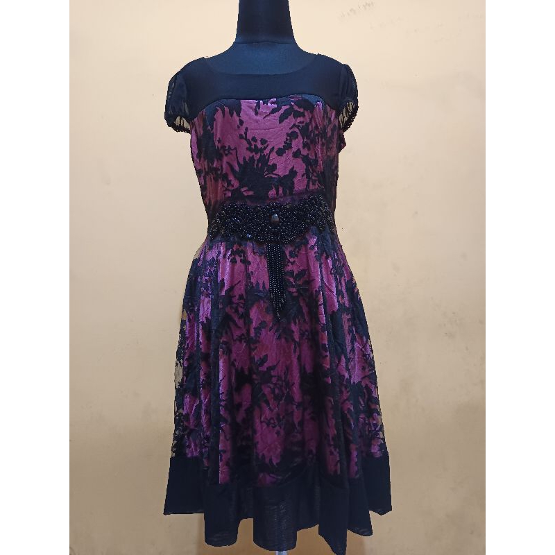 Gaun Elegan Hitam Renda Ungu