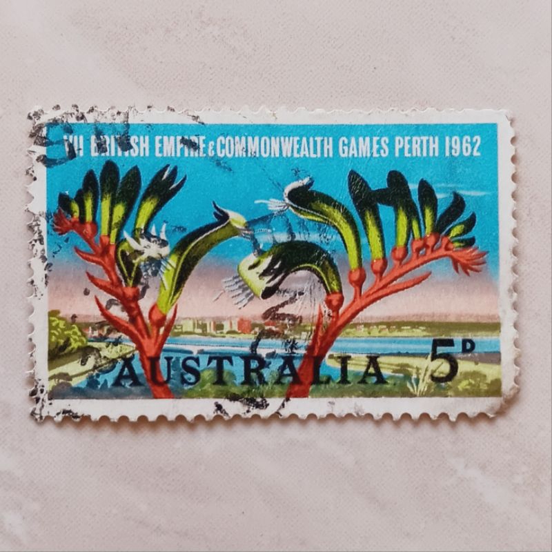 

(AA) Perangko Australia 1962 Commonwealth Games, Perth - View of Perth and Kangaroo Paw (Anigozanthos manglesii) 5d Used