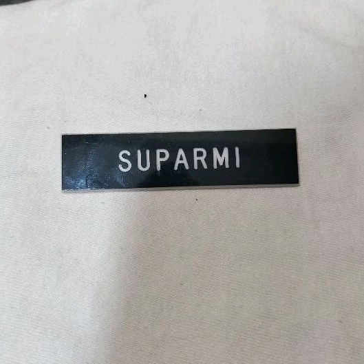 

Papan nama peniti