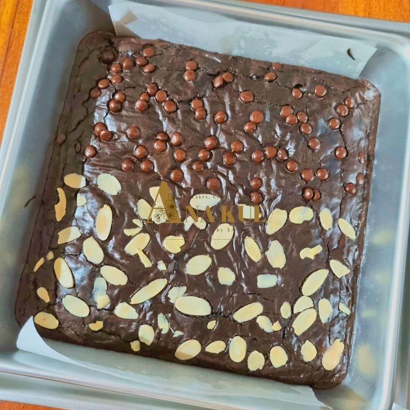 

Fudgy Brownies 20x20x3 / Brownies Panggang Almond Choco Chips Keju