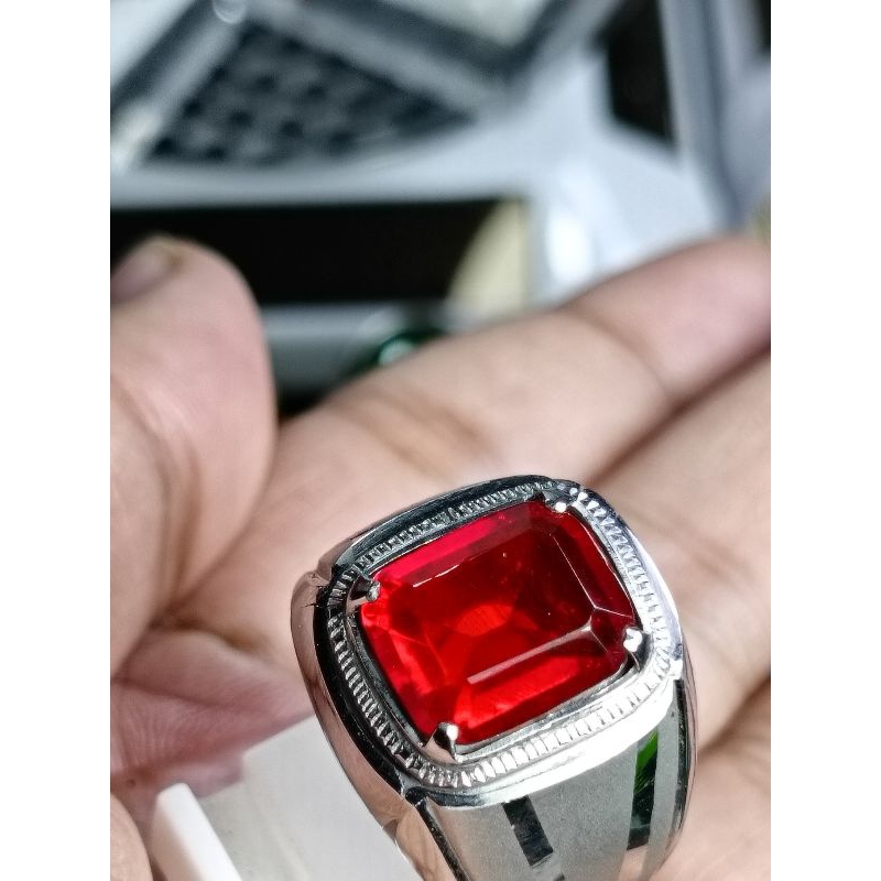 Batu Cincin Merah Siam