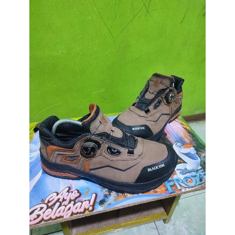 Sepatu Outdoor Blackyak Size 42