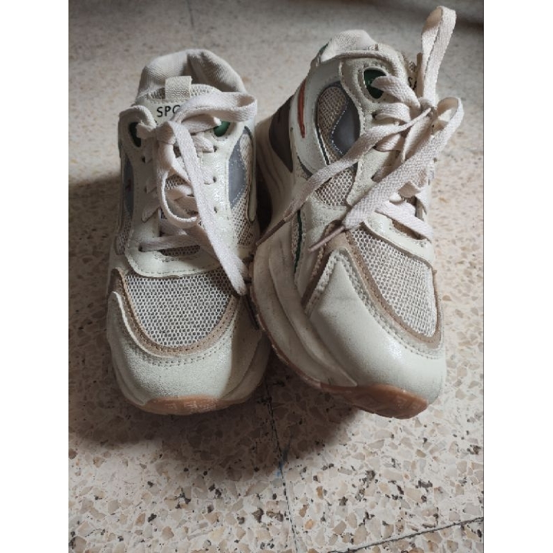 PRELOVED sepatu olahraga wanita size 40