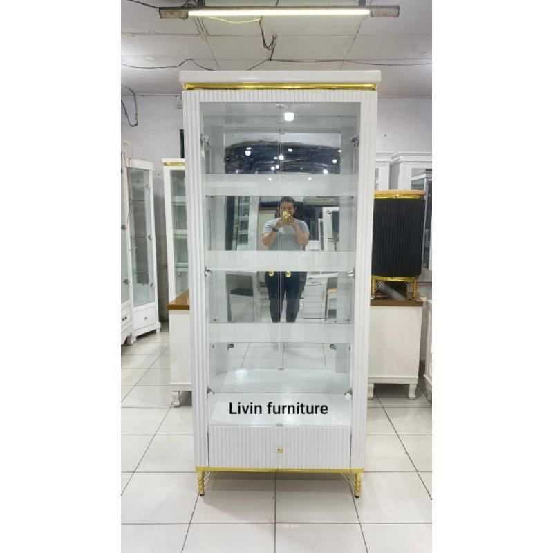 lemari pajangan kaca kristal