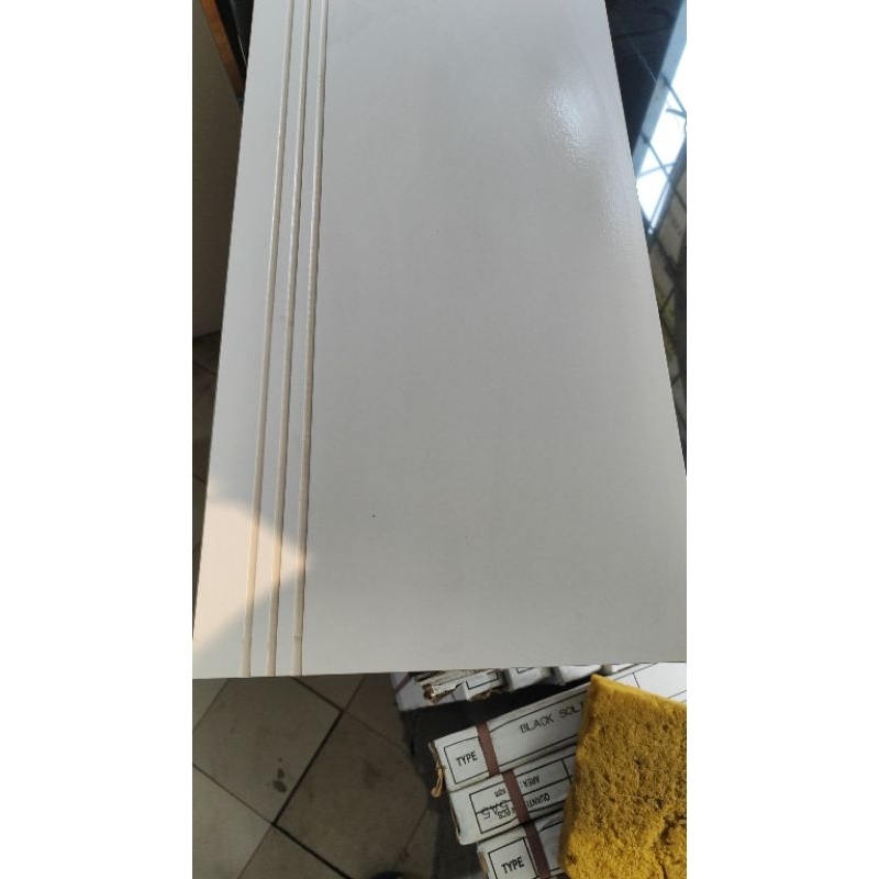 Granit Tangga 30x90 Cream polos matte RMNAVR