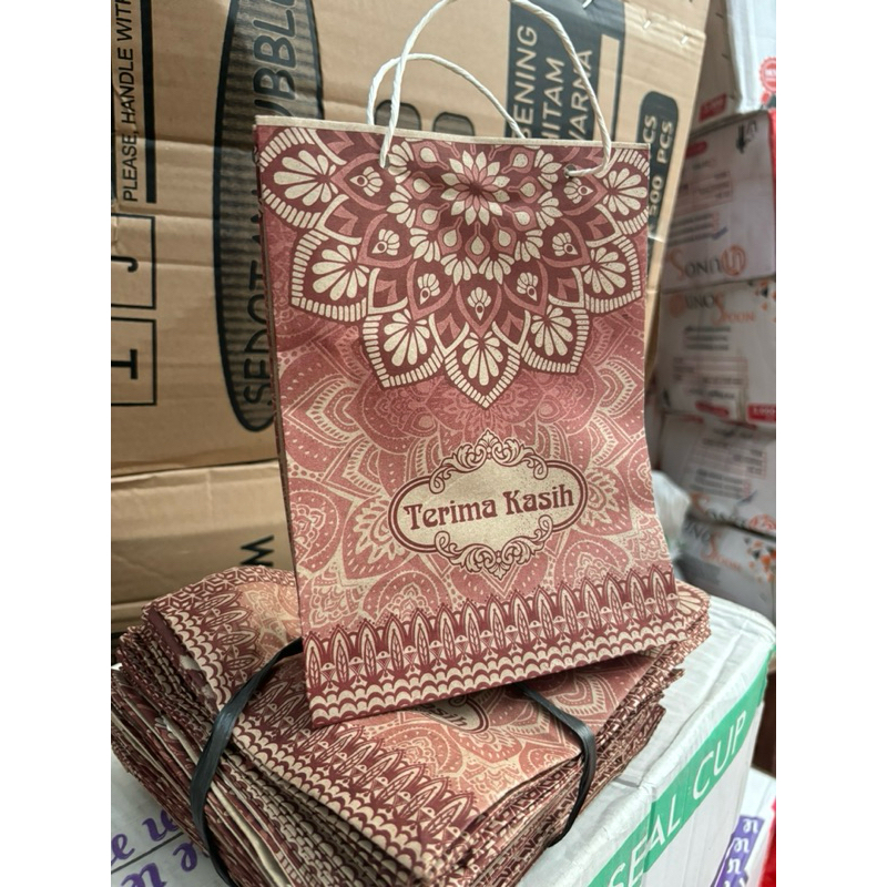 

Praktissl!!MOTIF dan tali RANDOM(isi kurang lebihnya 50pcs) tas kertas souvenir, kertas batik Tanggung ( kurang lebih T20,5xP17xL5)