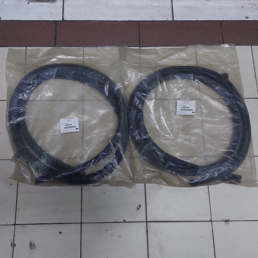 Karet Body Pintu Belakang Original Asli Mitsubishi Pajero Sport