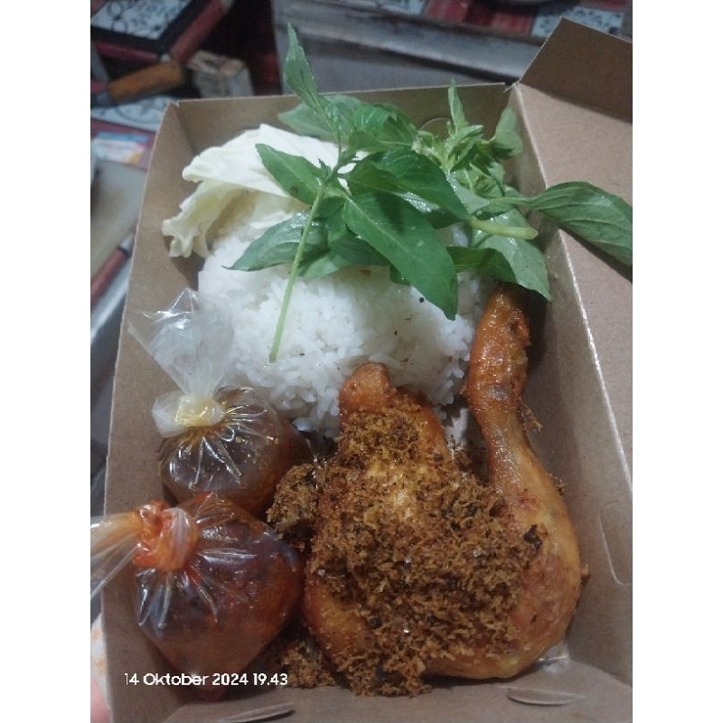 

lalapan nasi ayam goreng