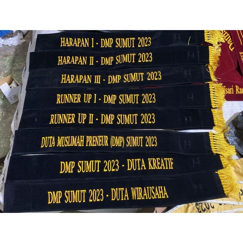 (1 HARI JADI )Selempang Wisuda Bordir Komputer Bahan Baldu/Bludru Rumbai