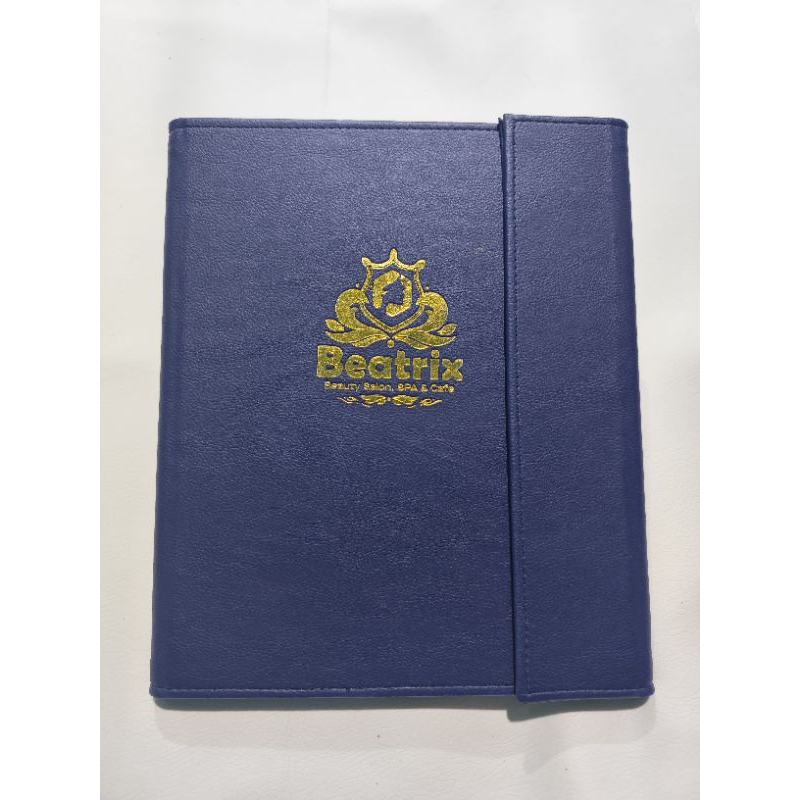 

Buku Menu Restoran Bahan Kulit Ukuran A4 Logo Embos Model Jepit Magnet