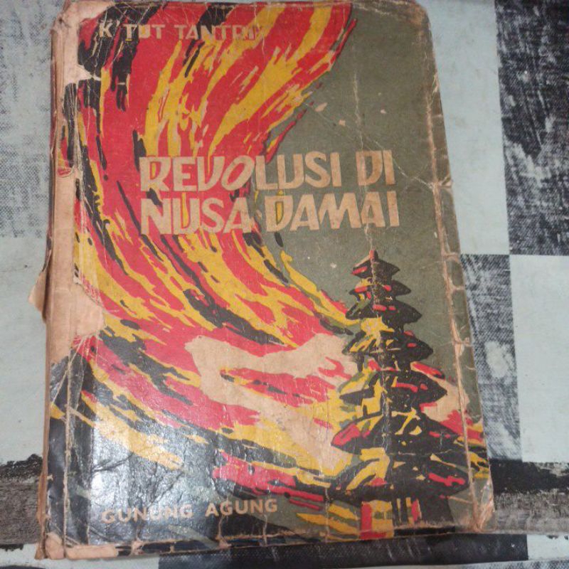 BUKU REVOLUSI DI NUSA DAMAI, K TUT TANTRI