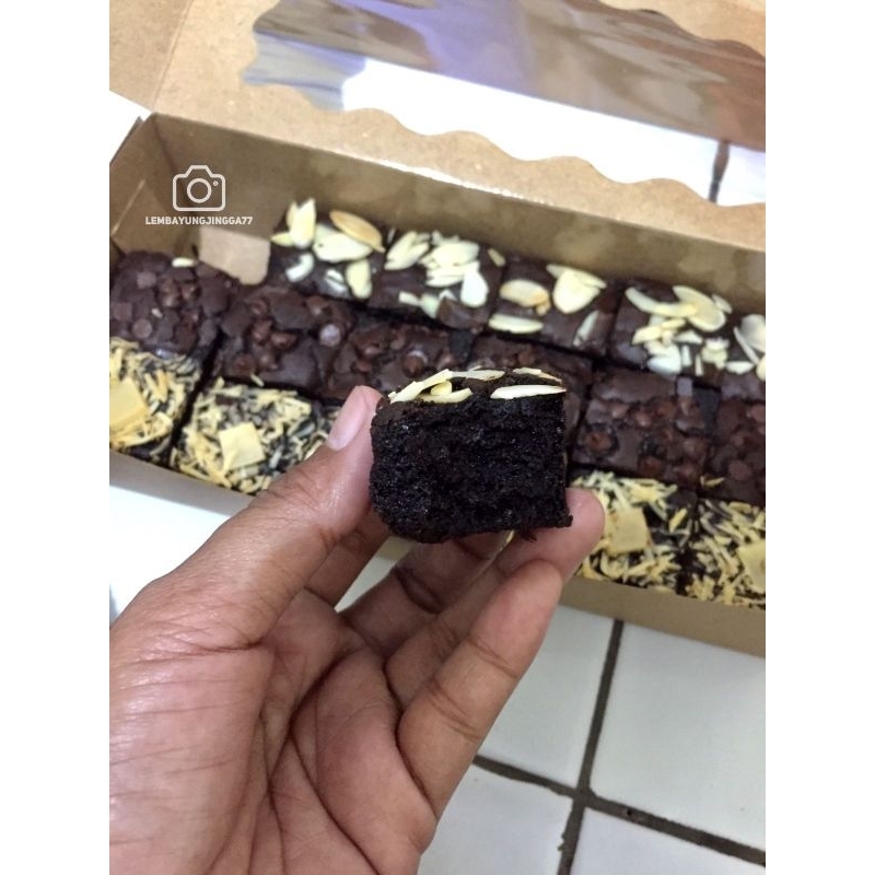 

Fudgy Brownies Shiny Crust 22x10cm