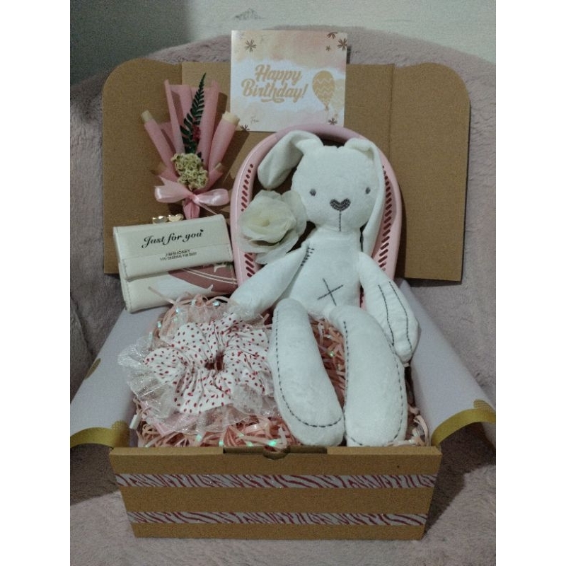 

Hampers Kado Ultah Perempuan Tersayang Hadiah Ulang Tahun Istri