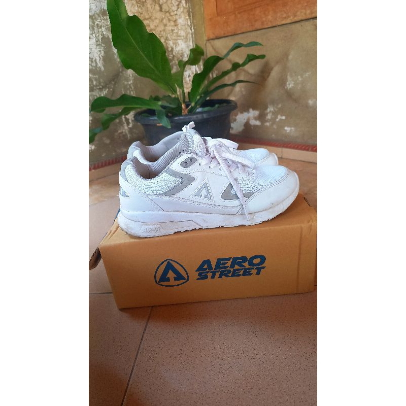 (PRELOVED) Aerostreet Osaka White Abu-abu