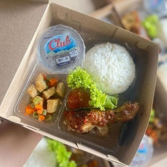 

Dapur Hemat - Nasi Box Oseng Tempe Sayur Lengkap Dengan Ayam Bakar Paling Murah Enak Higenis.