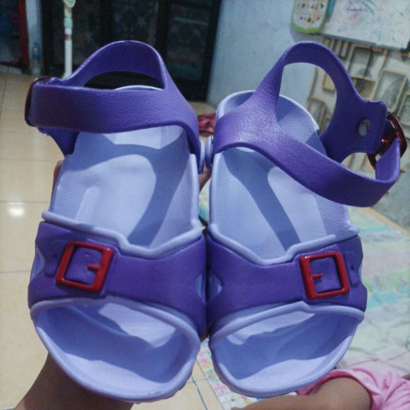 sandal anak kanan kiri