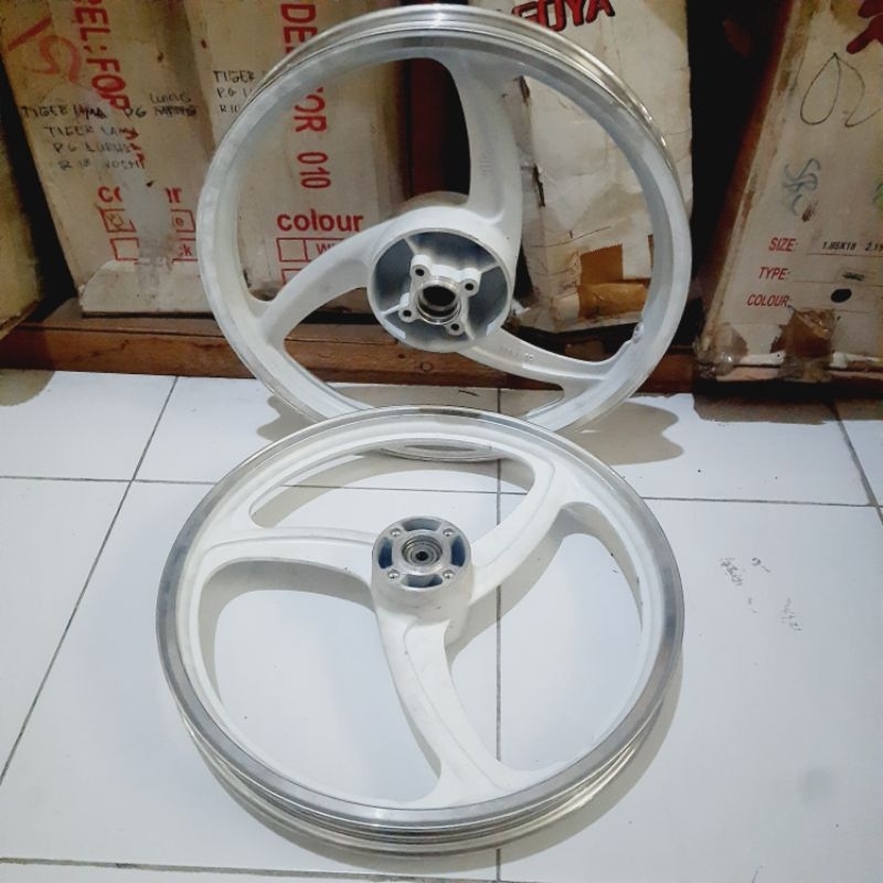 Obral Velg Stok Lama Suzuki shogun 125 Double Disc Palang 3 putih lis Chrome By WTc