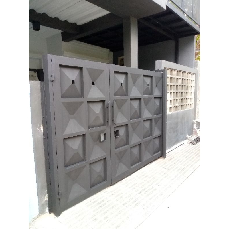 pintu garasi rumah impian