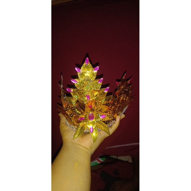 Mahkota tarian adat Melayu pernik permata