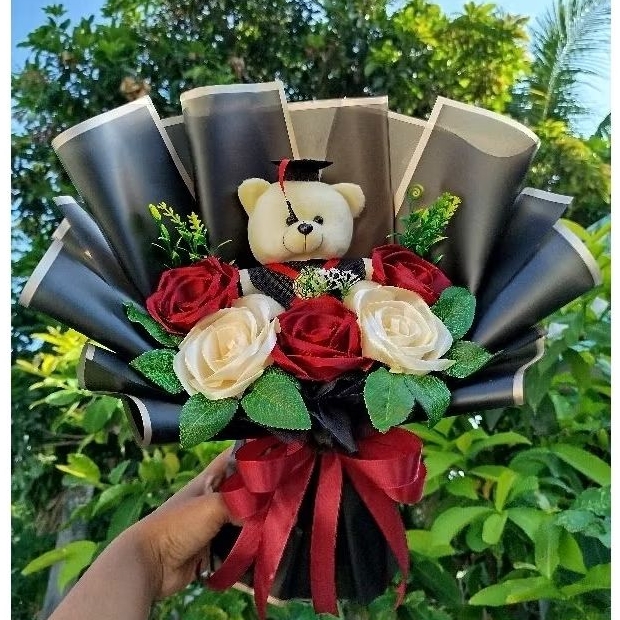BUKET BONEKA & 5 TANGKAI BUNGA SATIN