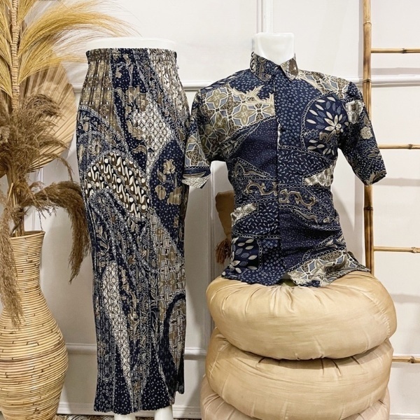 Setelan Couple Rok Plikset Panjang Wanita & Kemeja Pendek Batik Pria