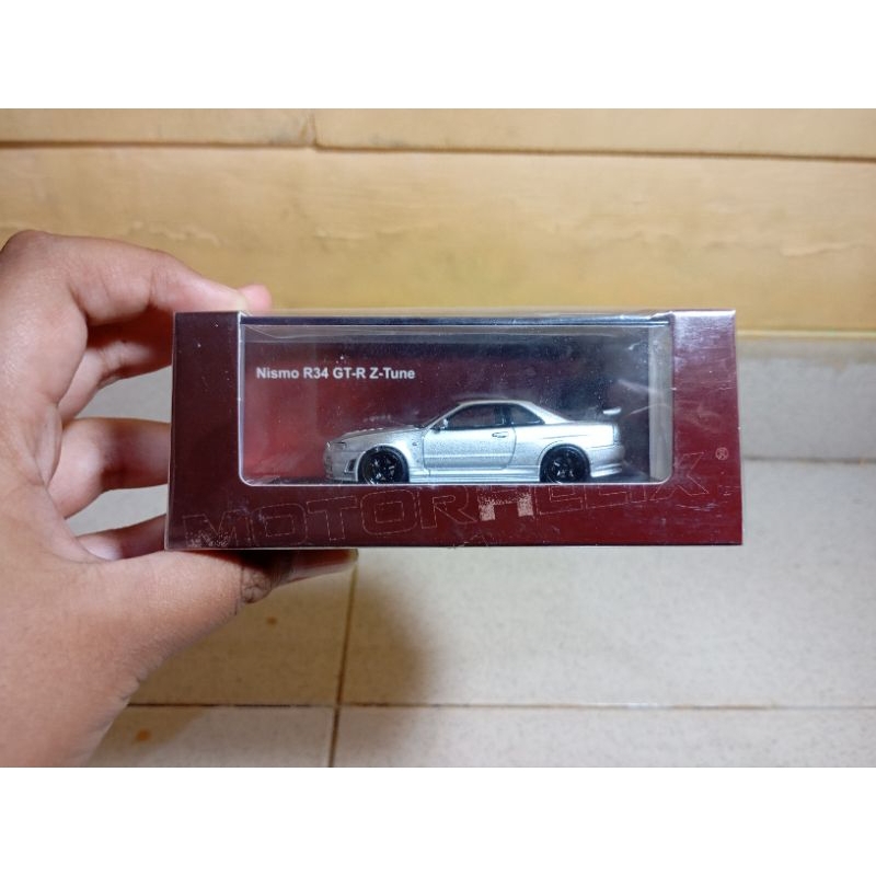 Motor Helix Nissan Skyline R34 Silver