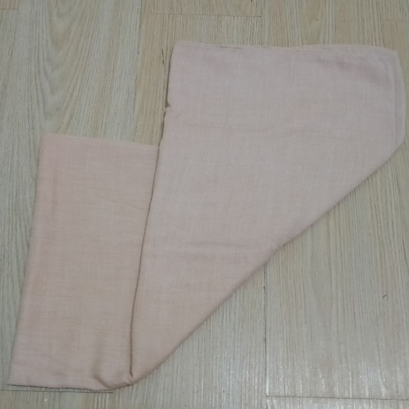 hijab kerudung segiempat bahan wafle warna cream prelove