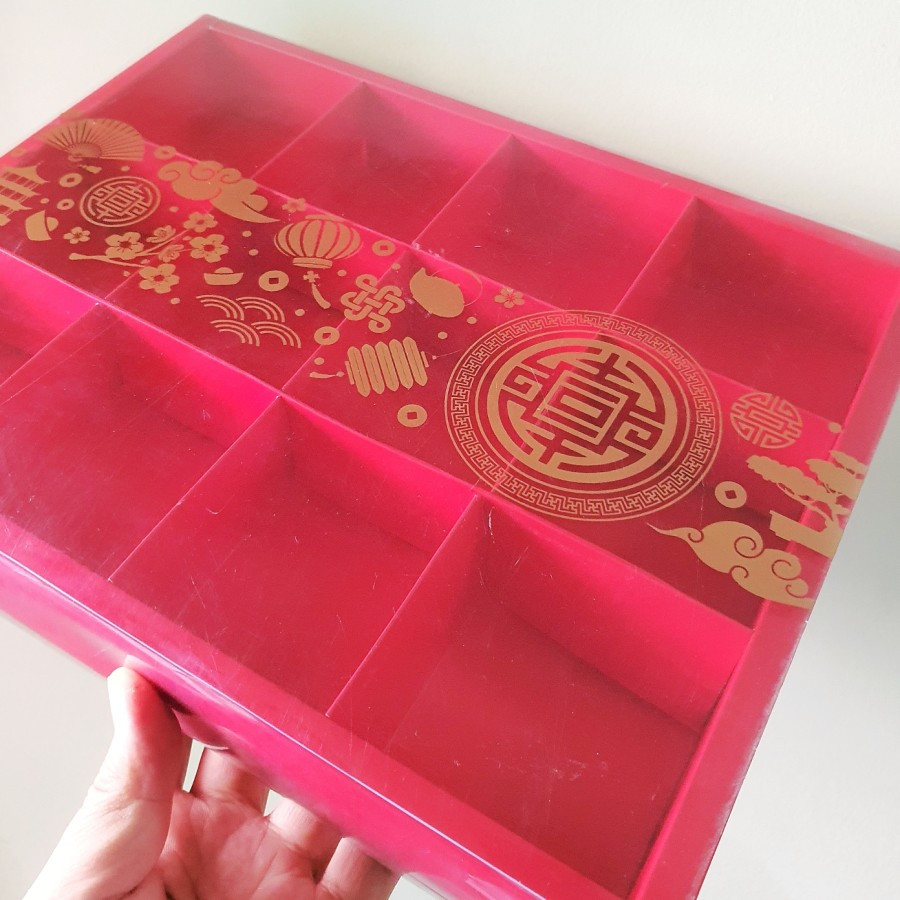 

1 Pack Isi 5 Pcs Dus Parcel Imlek Mika Sekat 12 Merah Box Motif Chinese New Year Ukuran 24 x 31.2 x 4.5 cm