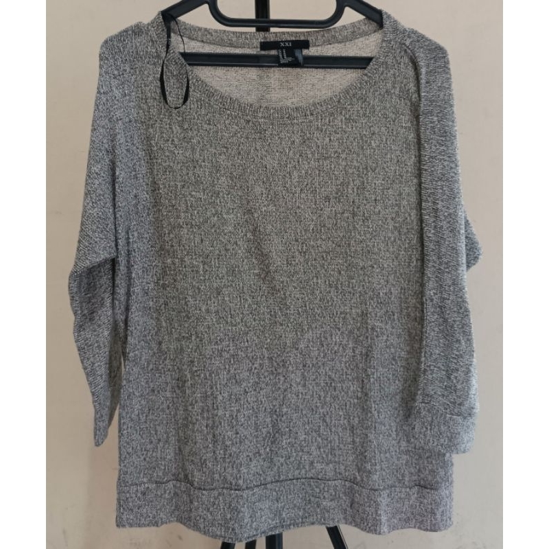 PRELOVED XXI Kaos Light Grey—Atasan Wanita, Fashion Wanita Sweater Tipis Adem
