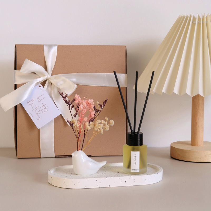 

Diskon 15 HOME DECOR SETHAMPERS Reed DiffuserScented CandleParselSouvenirLilin AromaterapiPengharum Pewangi RuanganCoaster tatakan gelasvas bunga minihome decor hiasan mejaTray aksesoris dekorasi rumah A18