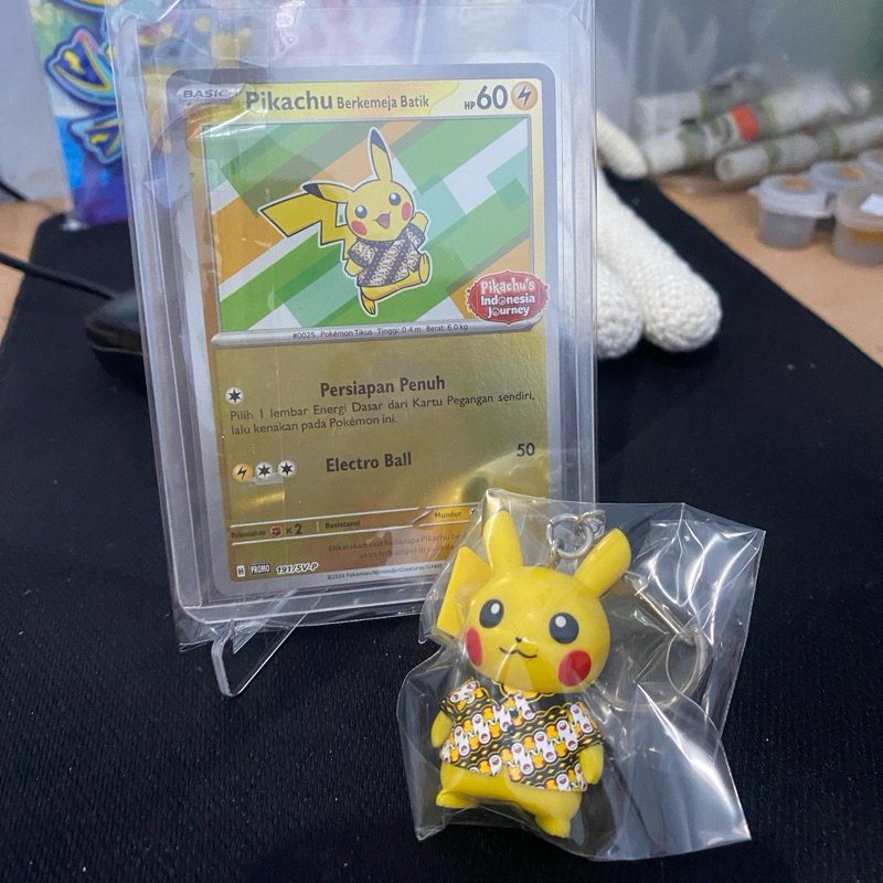 PO Pikachu Batik Holo dan Gantungan Kunci TCG Pokemon Official Indonesia