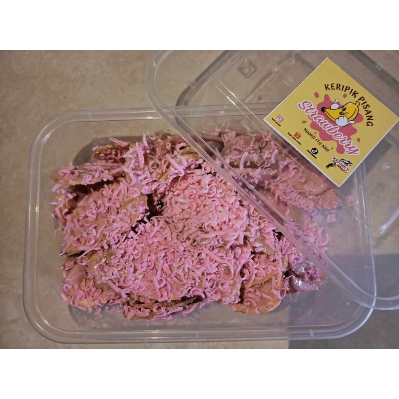 

keripik pisang setroberi lumer // box 650ml