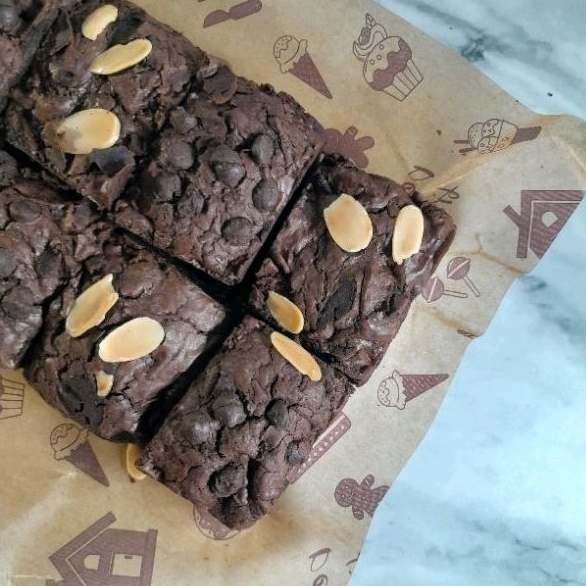 

Fudgy Brownies with Chocolate Chips & Almond