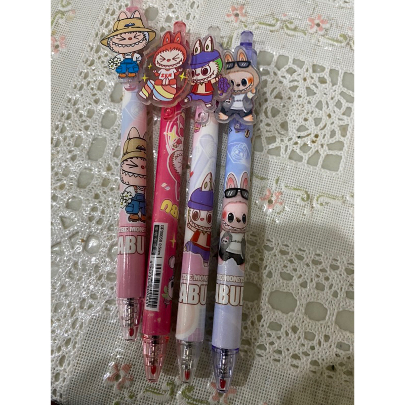 

(READY STOCK)Pulpen Labubu / Pulpen Cry baby / Pulpen sanrio / pulpen capybara / pen labubu / pen sanrio / pen cry baby / pen capybara