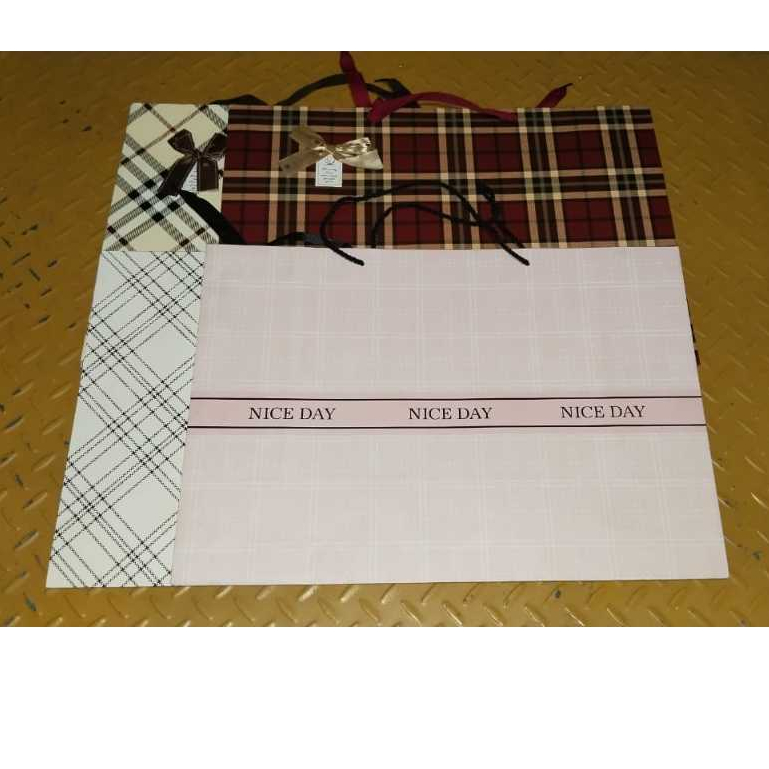 

Paper Bag Motif Karakter Semua Ukuran / Tas Kado Motif