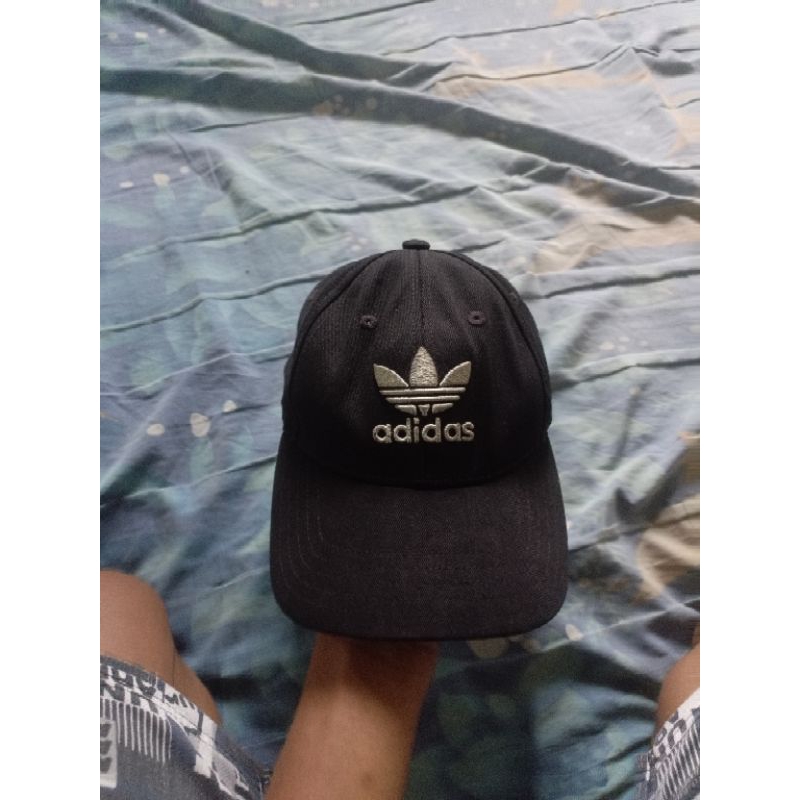 topi Adidas trifoil