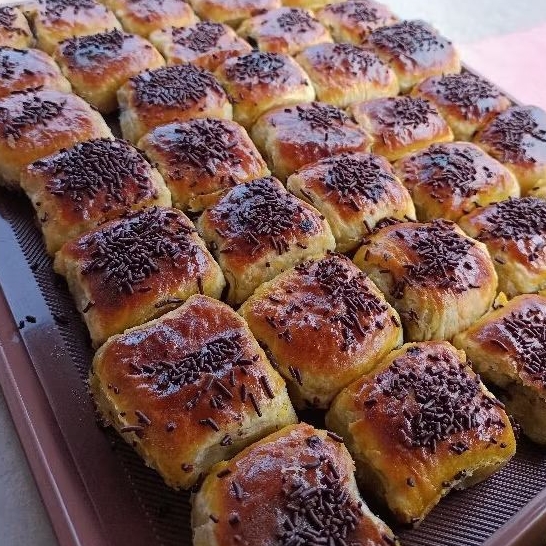 

BOLEN PISANG COKLAT fresh from the oven khas bandung